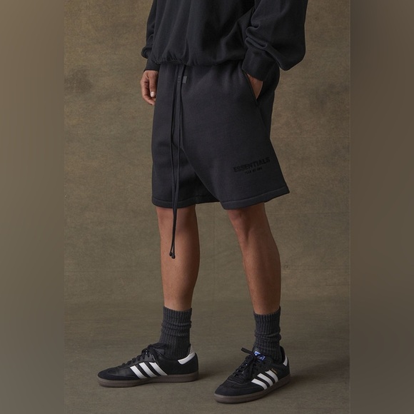 Essentials Fear of God Essentials Men’s "BLACK"
STRETCH LIMO SWEATSHORTS | NEW🔥 - Picture 4 of 16